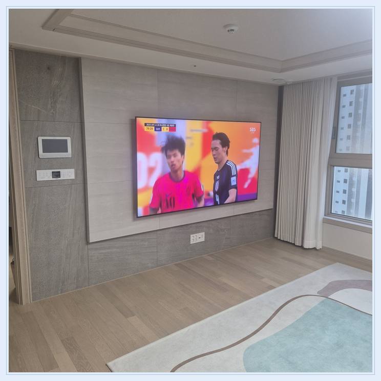 TV 벽걸이 설치 참고 - 침실 쪽 TV 화면과 주변 가구 간격