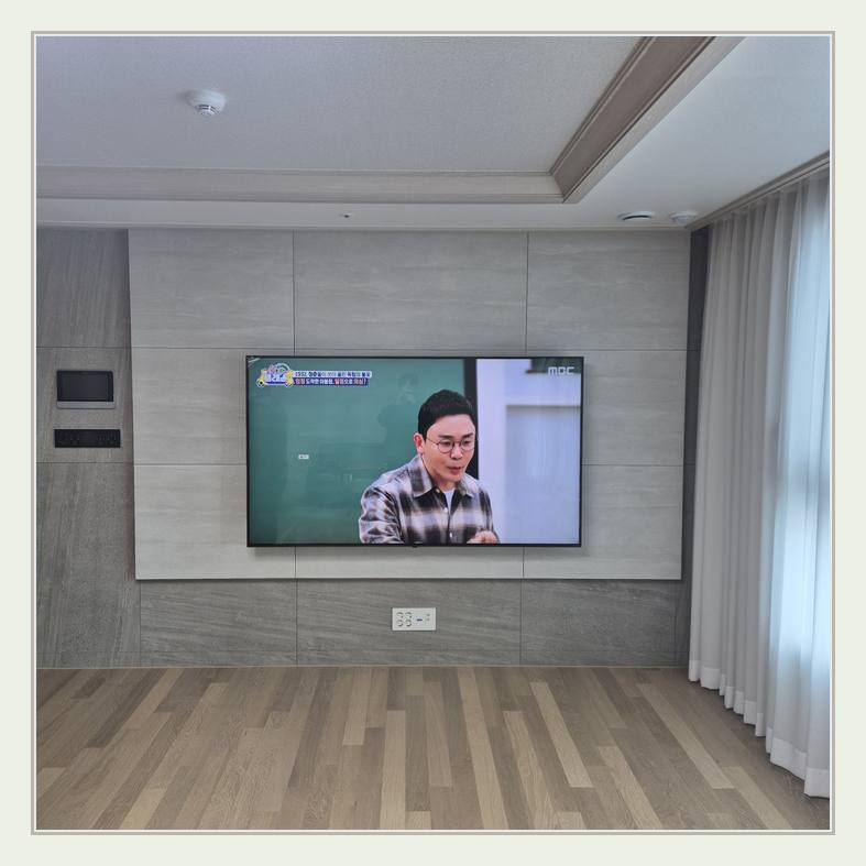 TV 벽걸이 설치 참고 - 벽면에 걸린 TV와 창가 쪽 간격