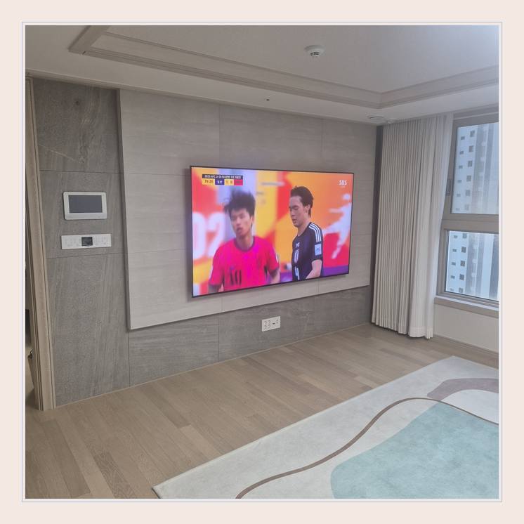 TV 벽걸이 설치 참고 - 침실 쪽 TV 화면과 주변 가구 간격