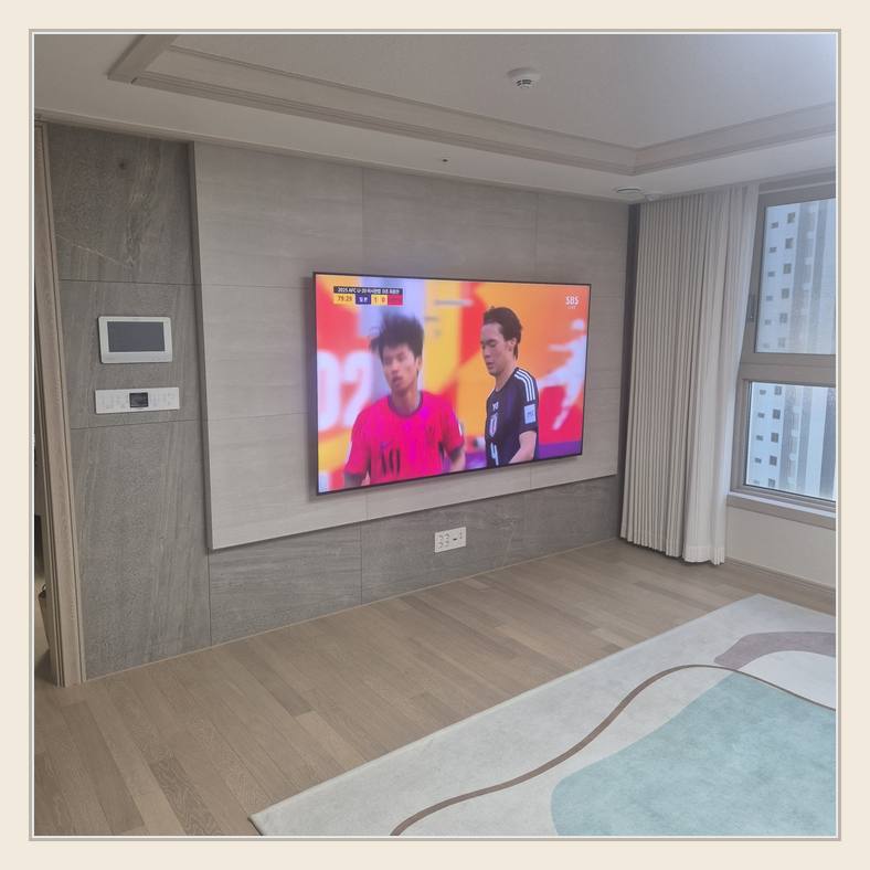 TV 벽걸이 설치 참고 - 침실 쪽 TV 화면과 주변 가구 간격