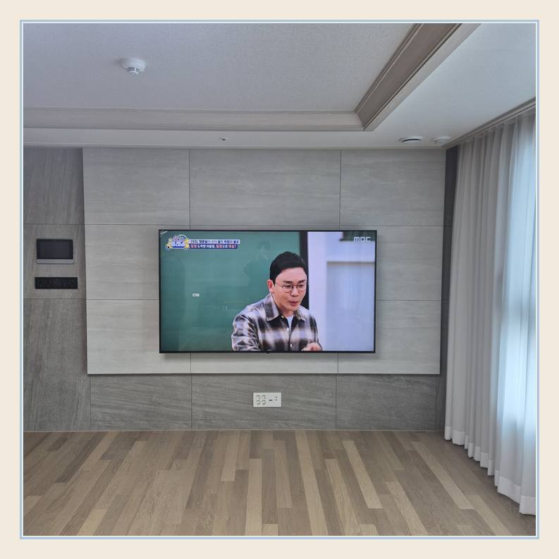 TV 벽걸이 설치 참고 - 벽면에 걸린 TV와 창가 쪽 간격