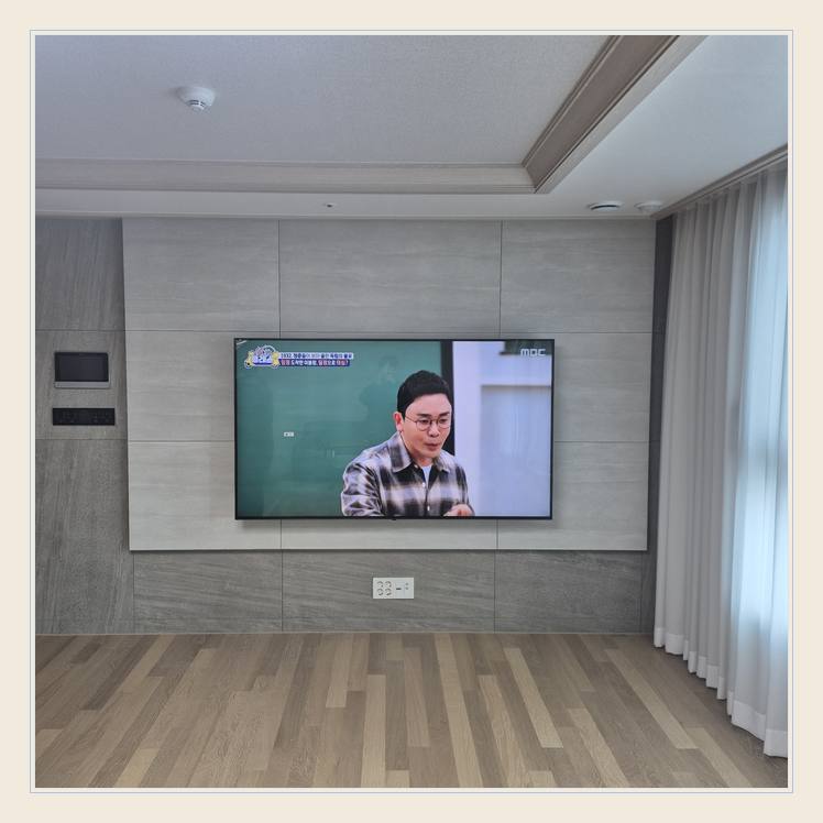 TV 벽걸이 설치 참고 - 벽면에 걸린 TV와 창가 쪽 간격