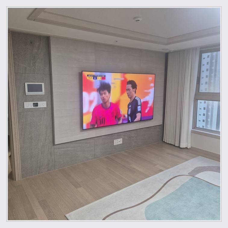 TV 벽걸이 설치 참고 - 침실 쪽 TV 화면과 주변 가구 간격