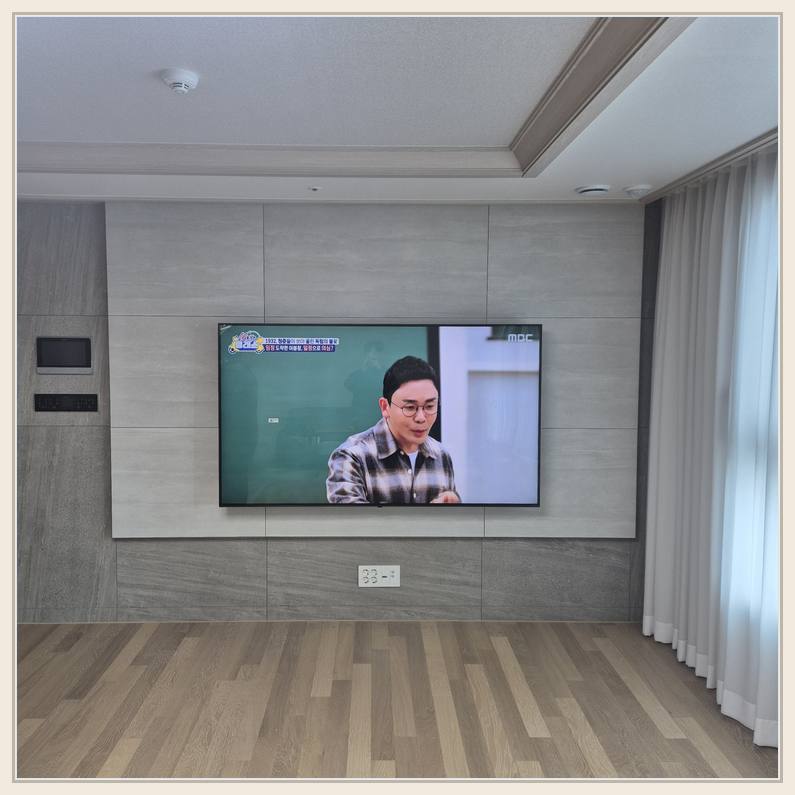 TV 벽걸이 설치 참고 - 벽면에 걸린 TV와 창가 쪽 간격
