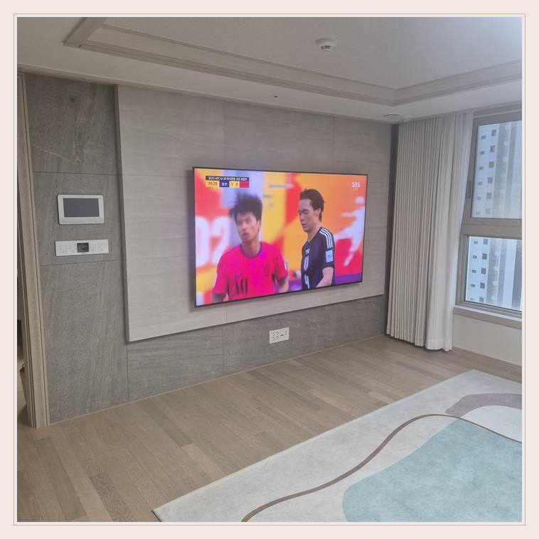 TV 벽걸이 설치 참고 - 침실 쪽 TV 화면과 주변 가구 간격