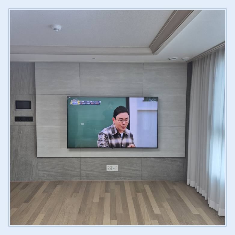 TV 벽걸이 설치 참고 - 벽면에 걸린 TV와 창가 쪽 간격