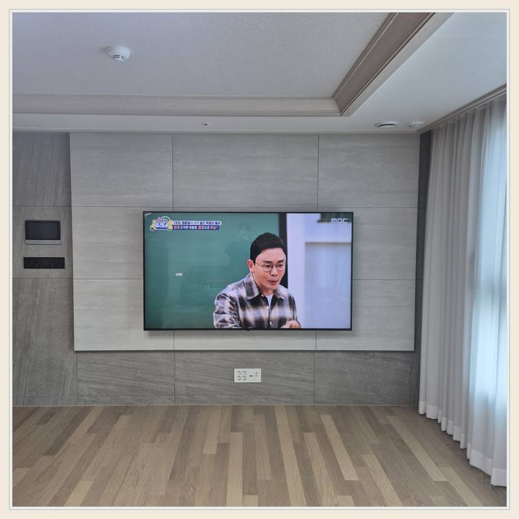 TV 벽걸이 설치 참고 - 벽면에 걸린 TV와 창가 쪽 간격
