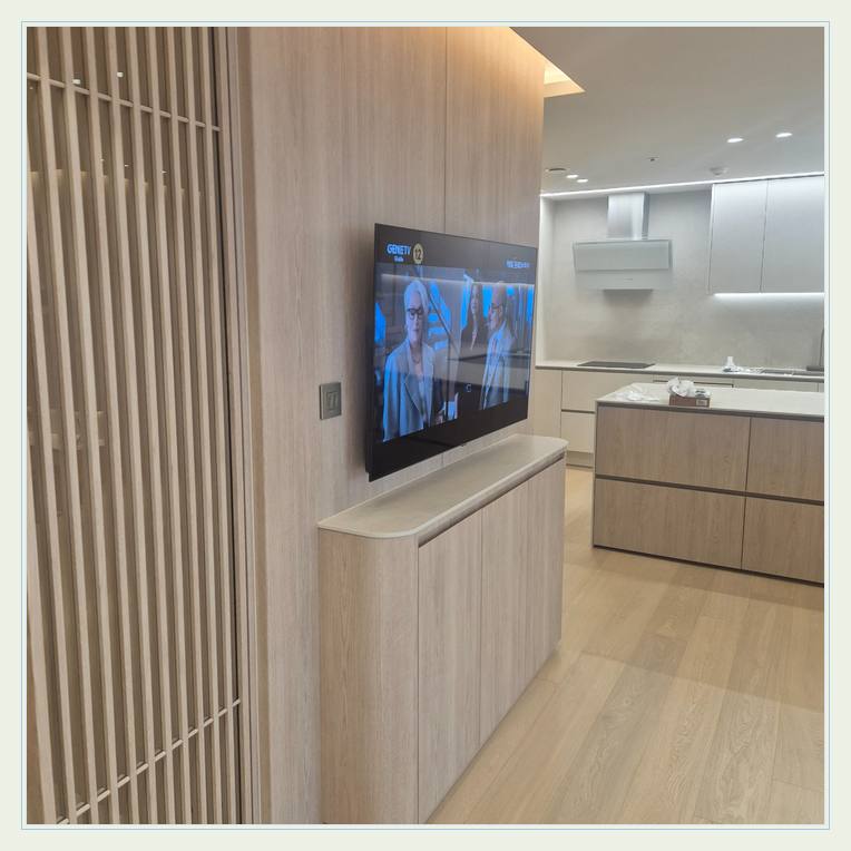 TV 벽걸이 설치 참고 - 세로 슬랫 마감 옆의 TV 위치