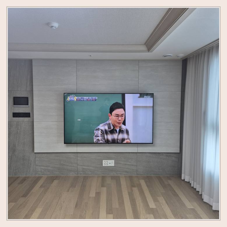 TV 벽걸이 설치 참고 - 벽면에 걸린 TV와 창가 쪽 간격