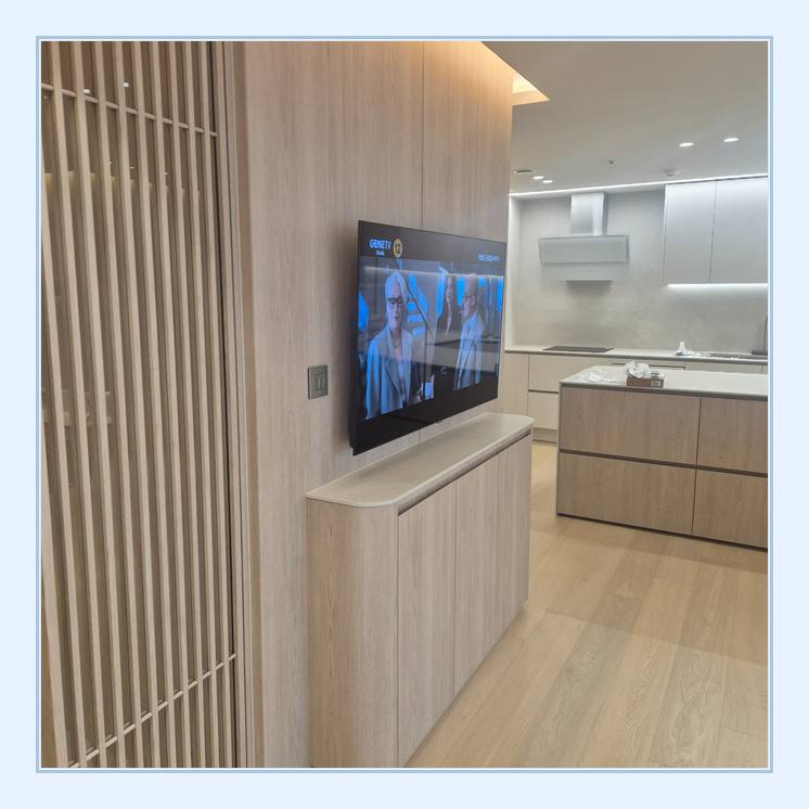 TV 벽걸이 설치 참고 - 세로 슬랫 마감 옆의 TV 위치