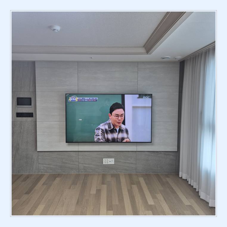 TV 벽걸이 설치 참고 - 벽면에 걸린 TV와 창가 쪽 간격