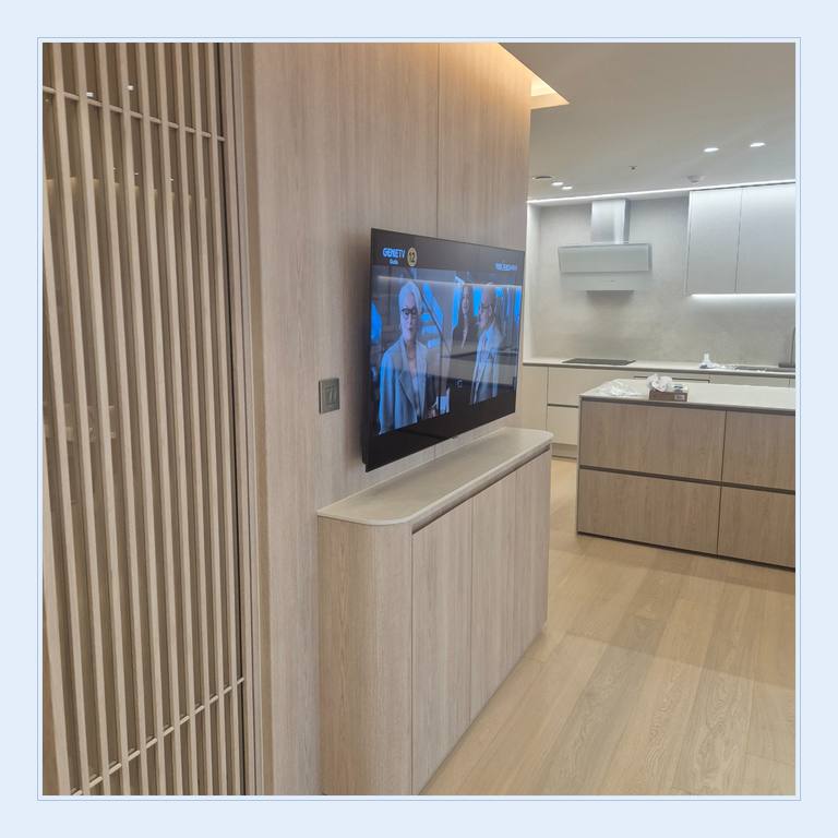 TV 벽걸이 설치 참고 - 세로 슬랫 마감 옆의 TV 위치