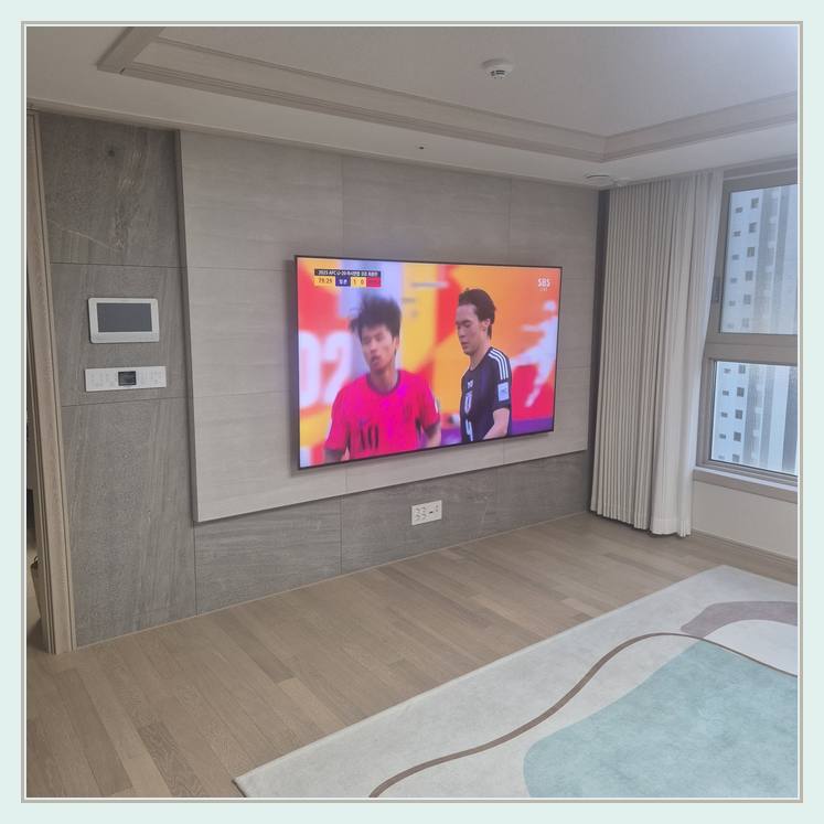 TV 벽걸이 설치 참고 - 침실 쪽 TV 화면과 주변 가구 간격
