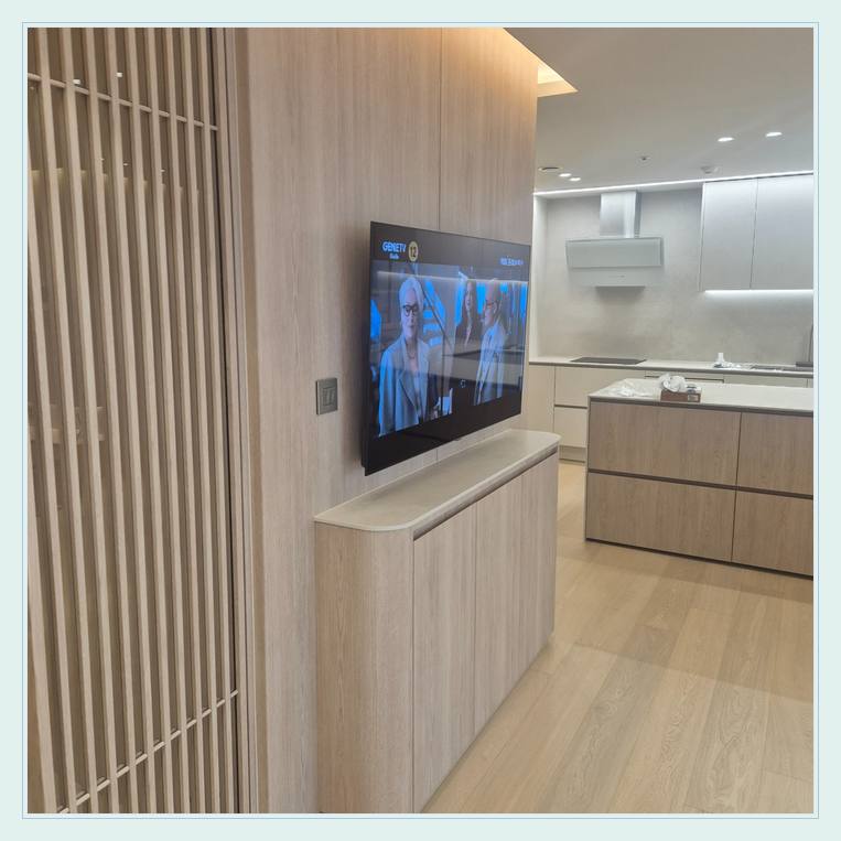 TV 벽걸이 설치 참고 - 세로 슬랫 마감 옆의 TV 위치