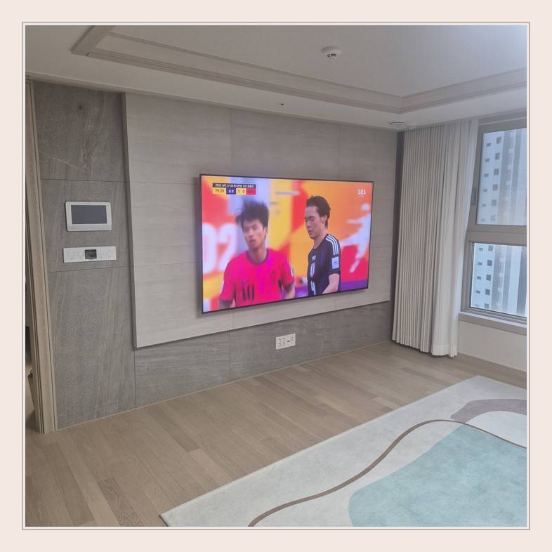 TV 벽걸이 설치 참고 - 침실 쪽 TV 화면과 주변 가구 간격