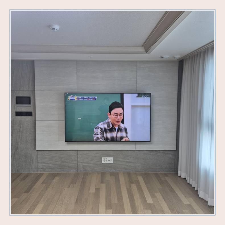 TV 벽걸이 설치 참고 - 벽면에 걸린 TV와 창가 쪽 간격