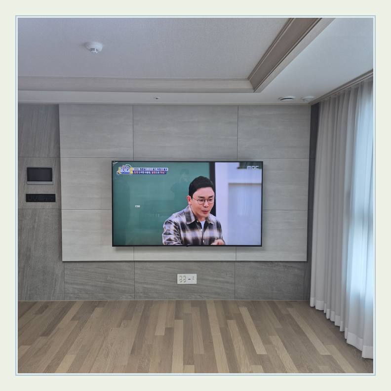 TV 벽걸이 설치 참고 - 벽면에 걸린 TV와 창가 쪽 간격