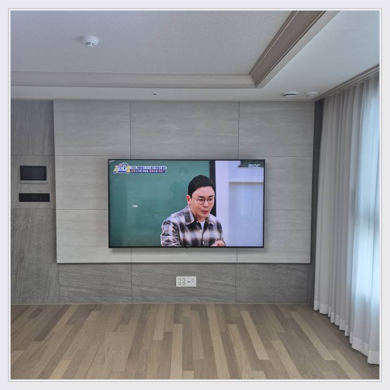 TV 벽걸이 설치 참고 - 벽면에 걸린 TV와 창가 쪽 간격