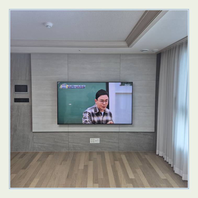 TV 벽걸이 설치 참고 - 벽면에 걸린 TV와 창가 쪽 간격