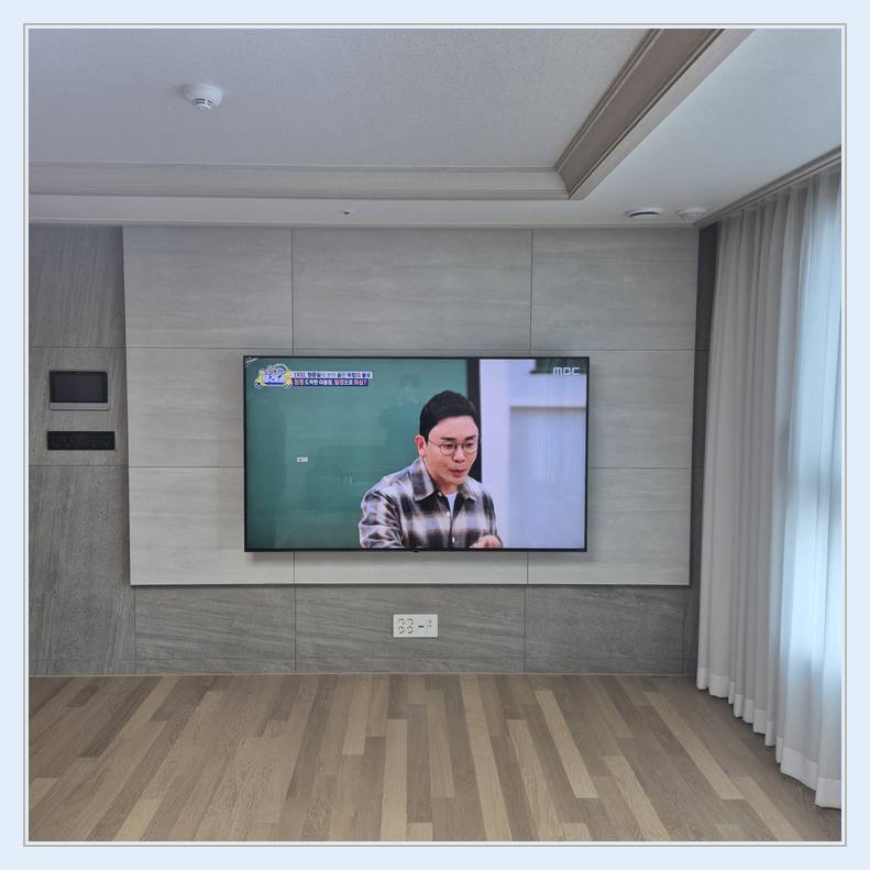 TV 벽걸이 설치 참고 - 벽면에 걸린 TV와 창가 쪽 간격