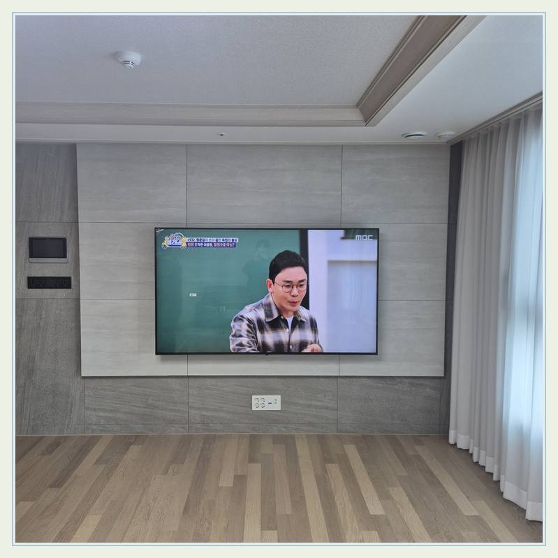 TV 벽걸이 설치 참고 - 벽면에 걸린 TV와 창가 쪽 간격