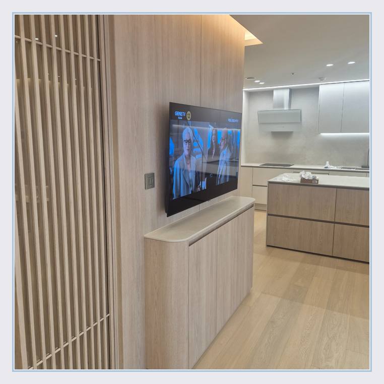 TV 벽걸이 설치 참고 - 세로 슬랫 마감 옆의 TV 위치
